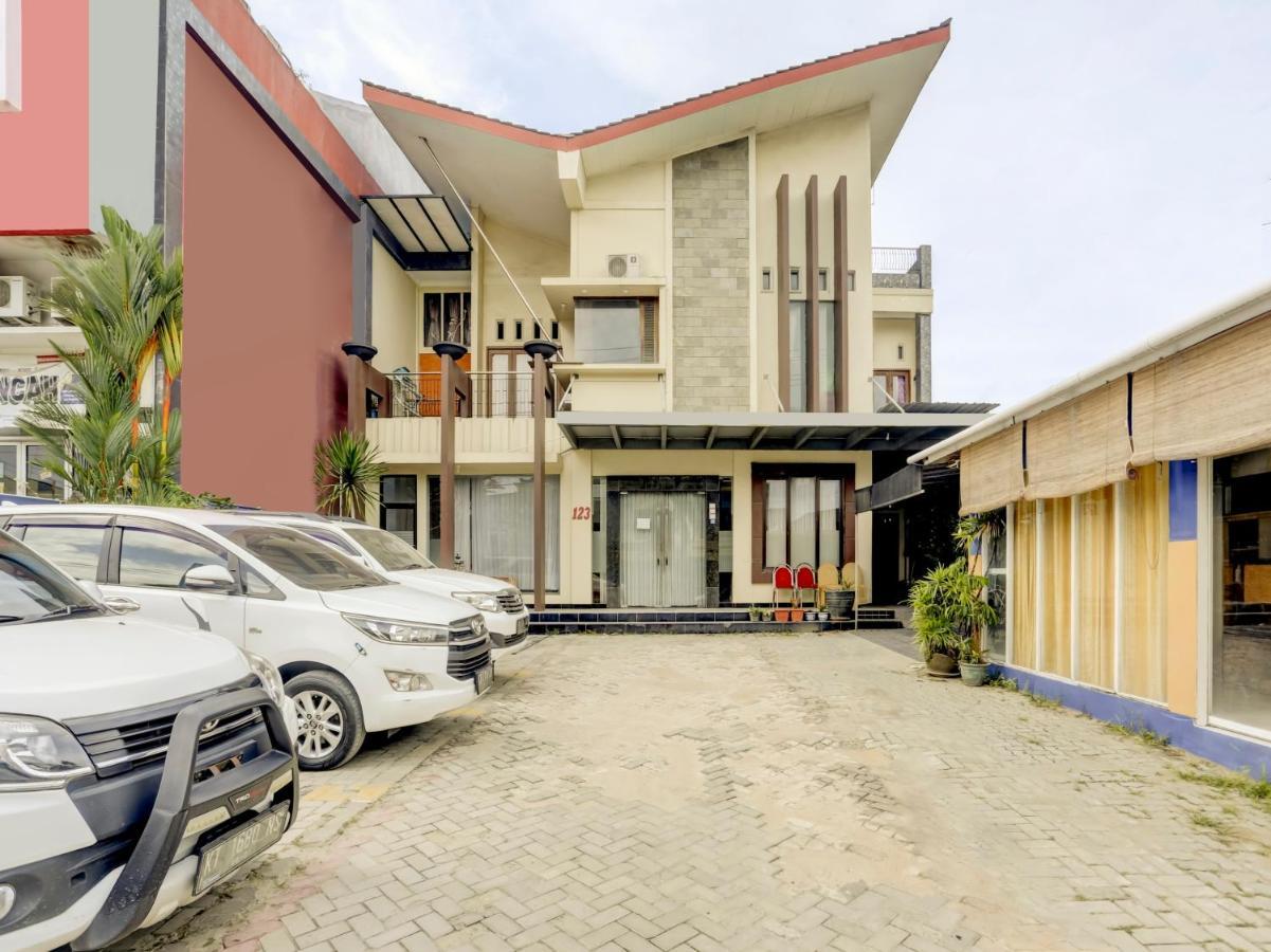 Oyo 3884 Dixie Syariah Guest House Samarinda Kültér fotó